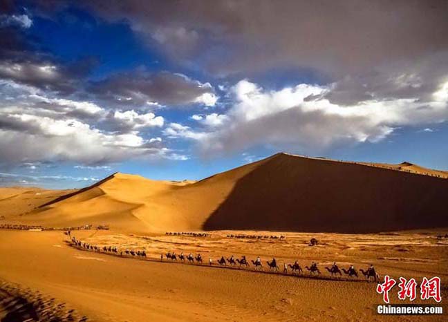 Encantos de Dunhuang atraem turistas nacionais e estrangeiros