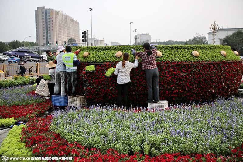 Canteiros de flores no centro de Beijing para celebrar aniversário da vitória contra agressão japonesa