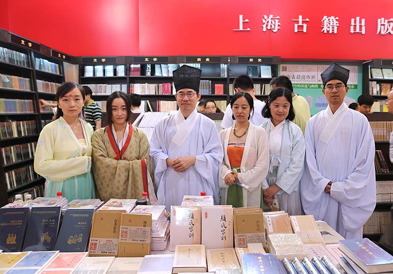 Feira de Livros de Shanghai atrai numerosos visitantes