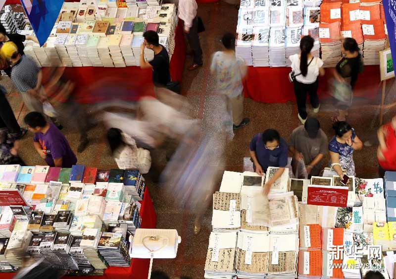 Feira de Livros de Shanghai atrai numerosos visitantes