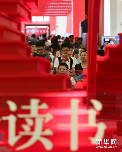 Feira de Livros de Shanghai atrai numerosos visitantes