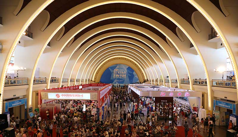 Feira de Livros de Shanghai atrai numerosos visitantes