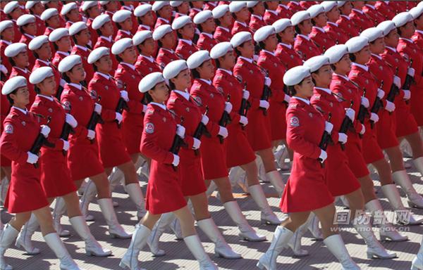 Soldados de sexo feminino da China destacam-se na parada militar