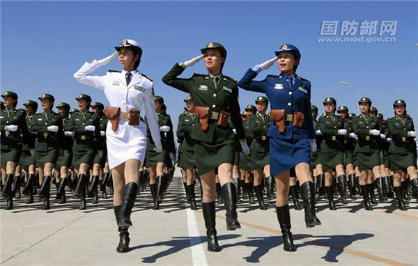 Soldados de sexo feminino da China destacam-se na parada militar