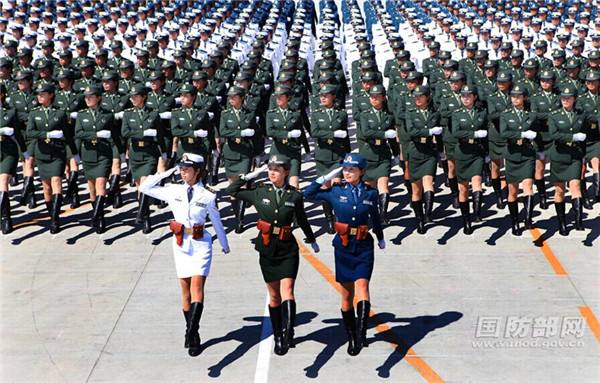 Soldados de sexo feminino da China destacam-se na parada militar