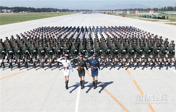 Soldados de sexo feminino da China destacam-se na parada militar