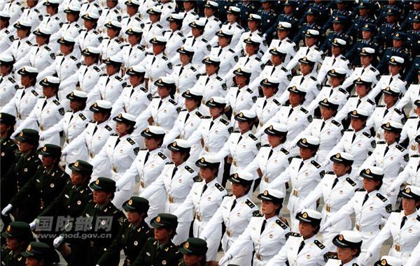 Soldados de sexo feminino da China destacam-se na parada militar