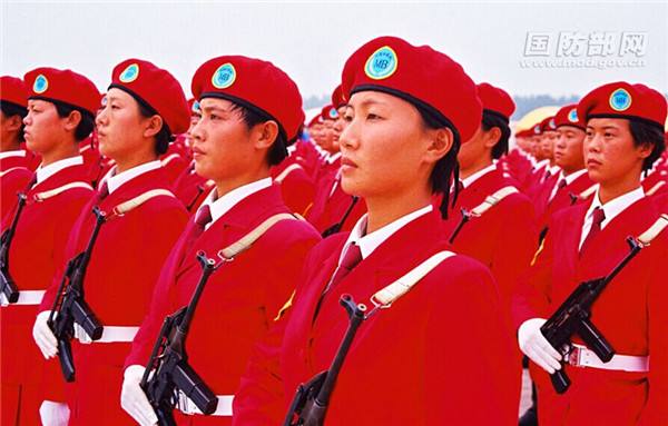 Soldados de sexo feminino da China destacam-se na parada militar