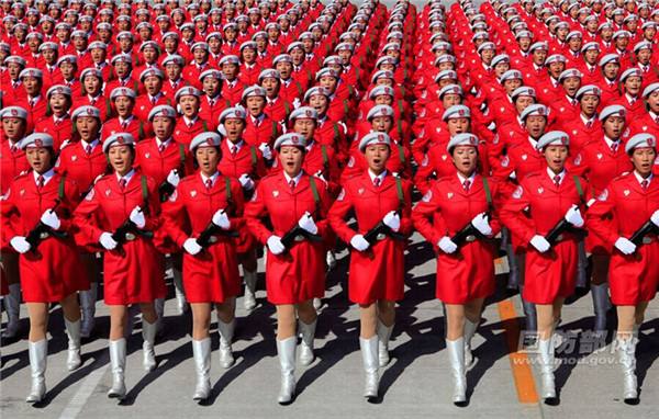 Soldados de sexo feminino da China destacam-se na parada militar