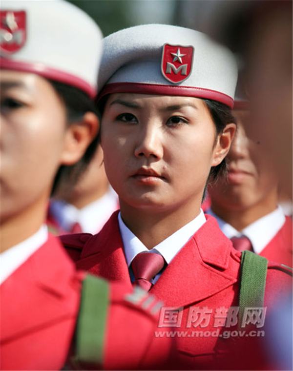 Soldados de sexo feminino da China destacam-se na parada militar