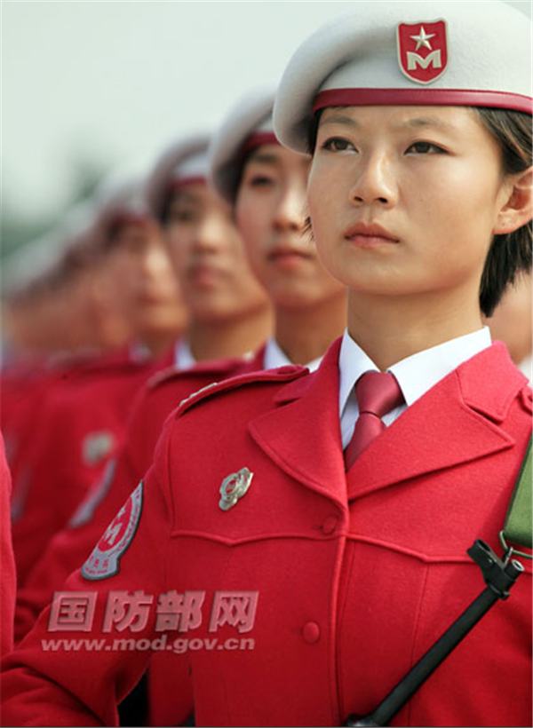 Soldados de sexo feminino da China destacam-se na parada militar