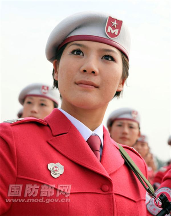 Soldados de sexo feminino da China destacam-se na parada militar