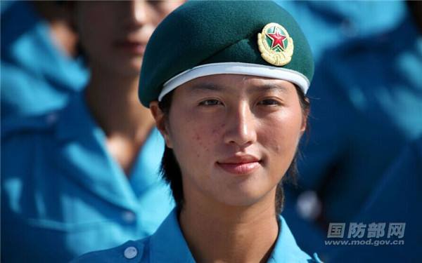 Soldados de sexo feminino da China destacam-se na parada militar