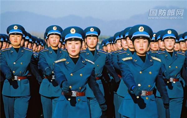 Soldados de sexo feminino da China destacam-se na parada militar