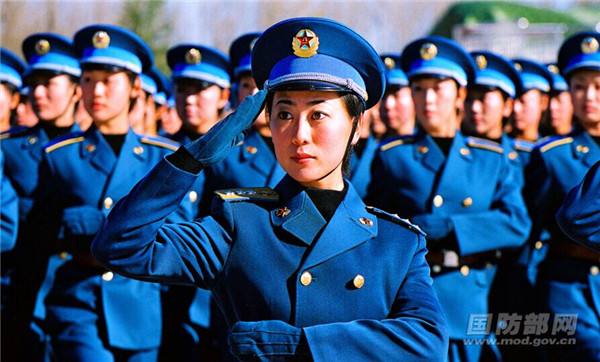 Soldados de sexo feminino da China destacam-se na parada militar