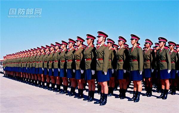 Soldados de sexo feminino da China destacam-se na parada militar