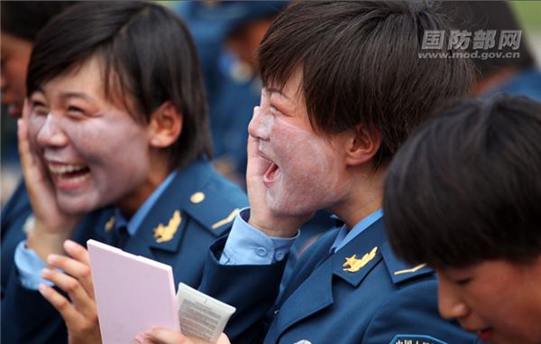 Soldados de sexo feminino da China destacam-se na parada militar