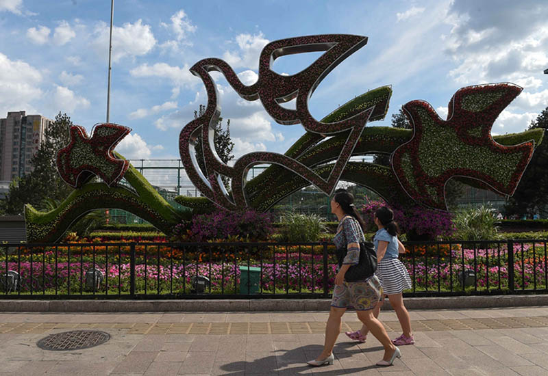 Réplica floral da Grande Muralha na Praça Tiananmen