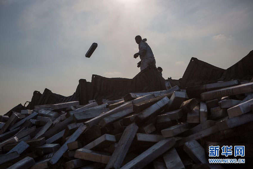 Número de mortos na explosão do Porto de Tianjin sobe para 145