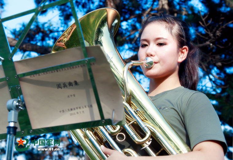 A banda feminina do exército: um grupo de “beldades de ferro”