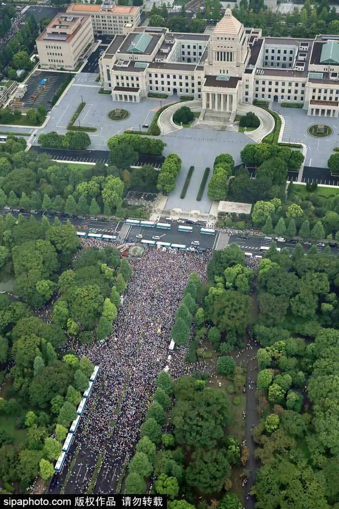 Multidão toma ruas de Tóquio em manifestação contra militarização do Japão