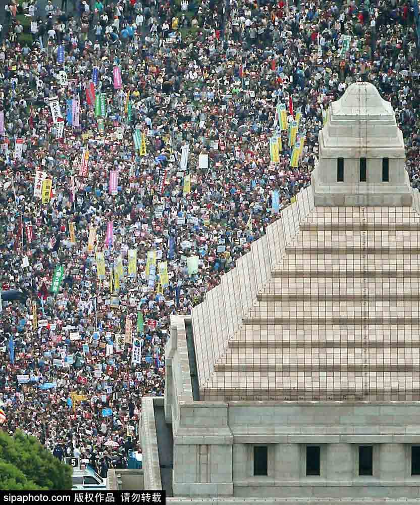 Multidão toma ruas de Tóquio em manifestação contra militarização do Japão