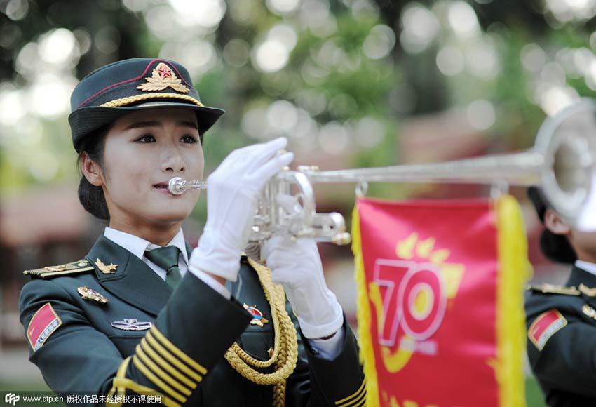 A brigada feminina da banda do exército pratica para a parada do Dia da Vitória