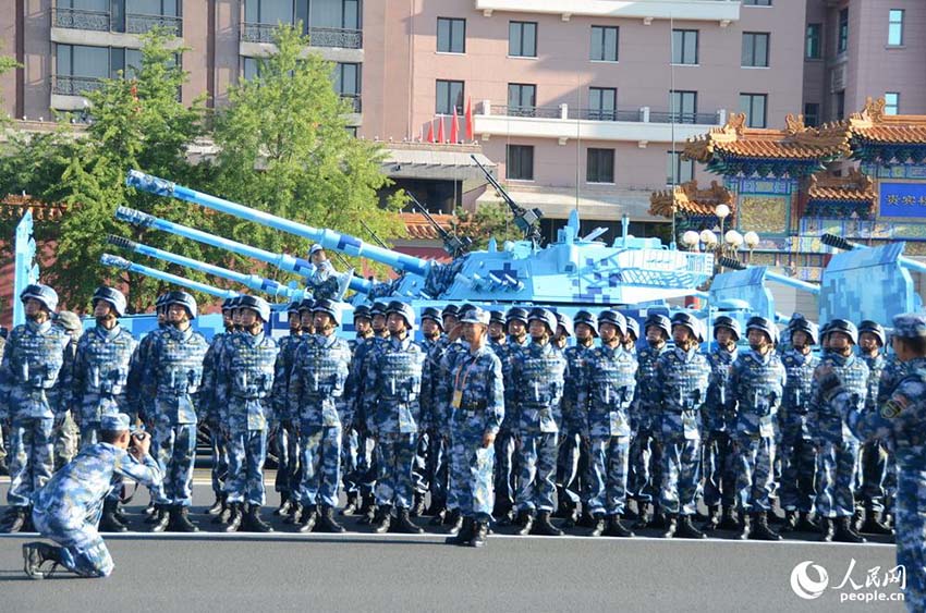 Destacamento de tanques reúne-se na Praça Tiananmen