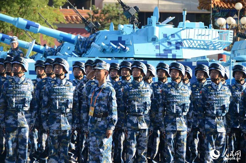 Destacamento de tanques reúne-se na Praça Tiananmen