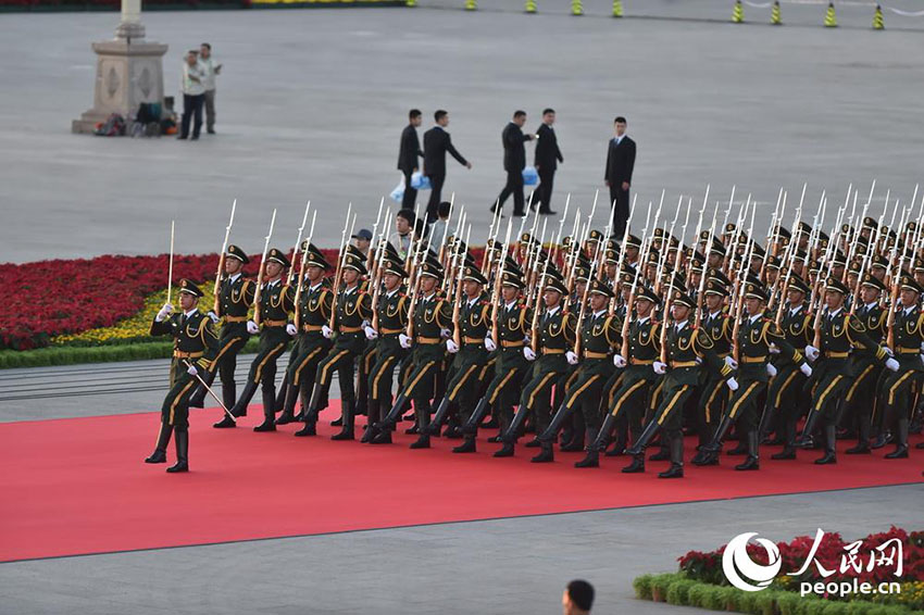 Destacamentos de soldados reúnem-se na Praça Tiananmen