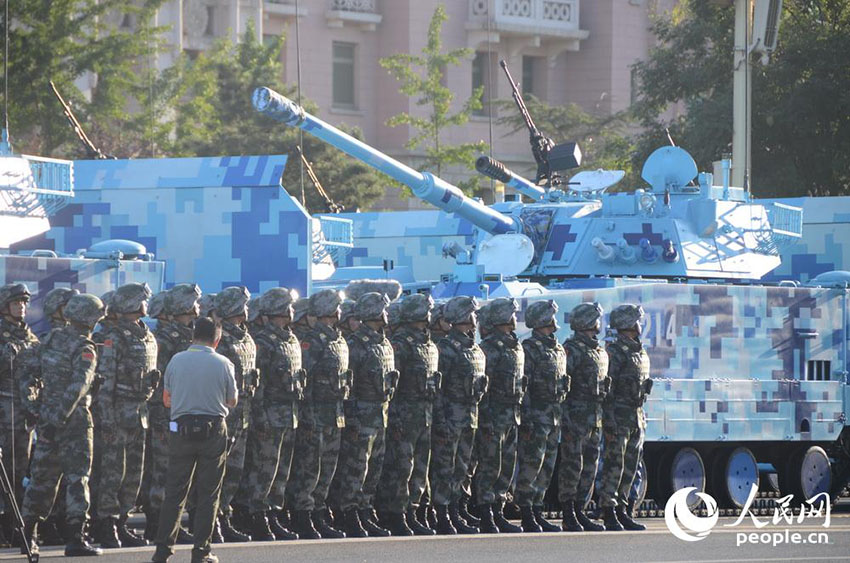 Destacamentos de soldados reúnem-se na Praça Tiananmen