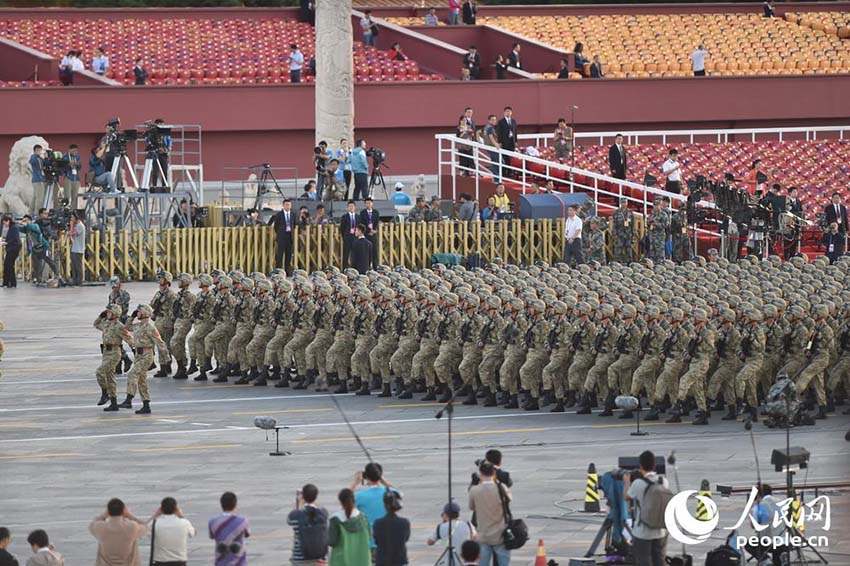 Destacamentos de soldados reúnem-se na Praça Tiananmen