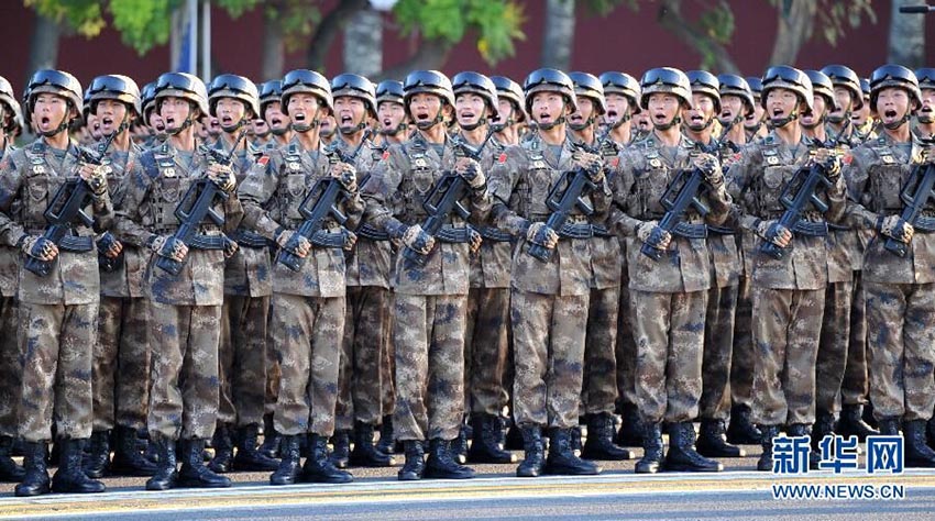 Destacamentos de soldados reúnem-se na Praça Tiananmen