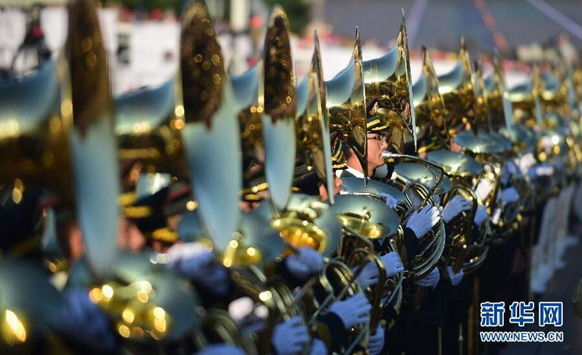 Destacamentos de soldados reúnem-se na Praça Tiananmen