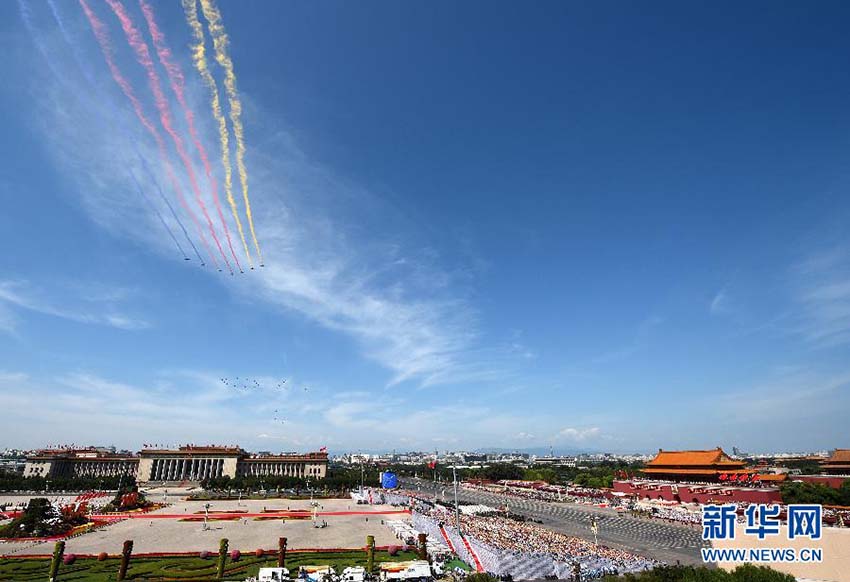 Parada do Dia da Vitória: Formação aérea sobrevoa a Praça Tiananmen