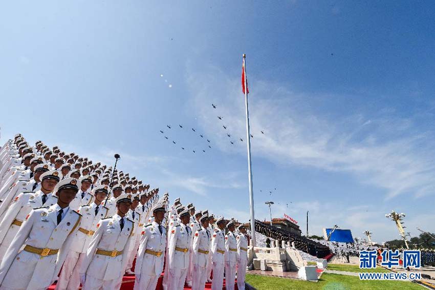 Parada do Dia da Vitória: Formação aérea sobrevoa a Praça Tiananmen