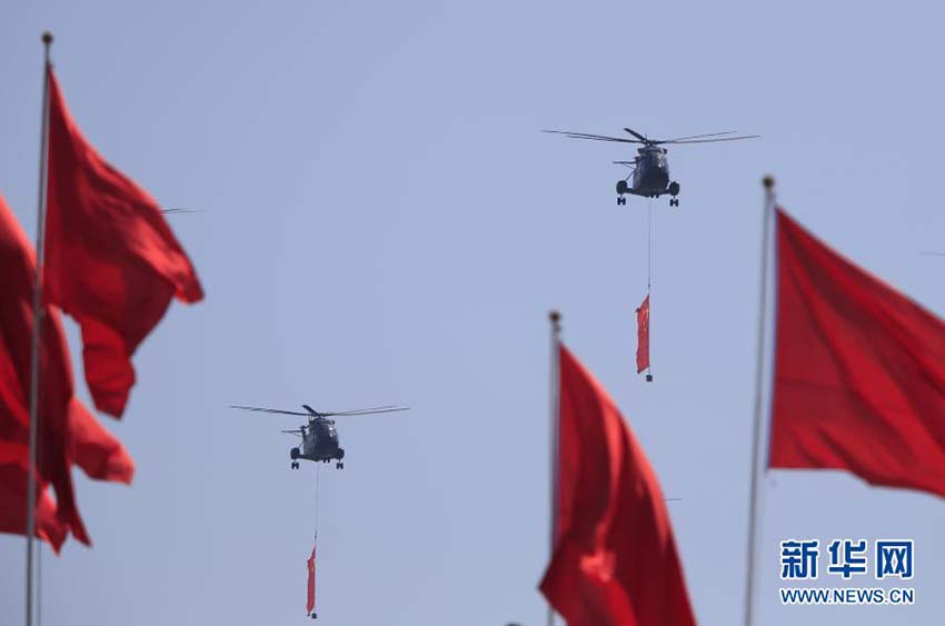 Parada do Dia da Vitória: Formação aérea sobrevoa a Praça Tiananmen