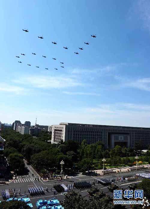 Parada do Dia da Vitória: Formação aérea sobrevoa a Praça Tiananmen