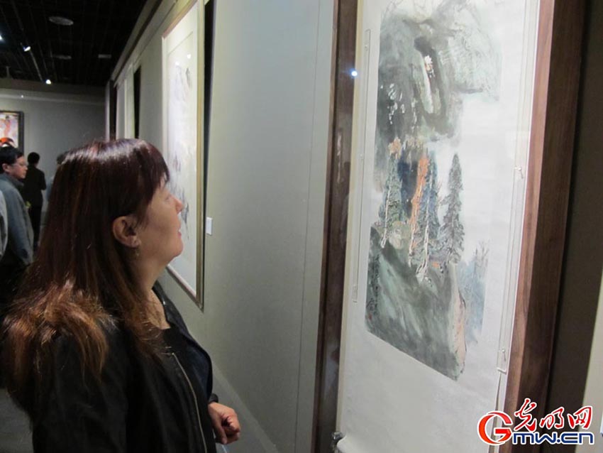 Exposição de artes em Urumqi celebra 60º aniversário da fundação da Região Autônoma Uigur de Xinjiang