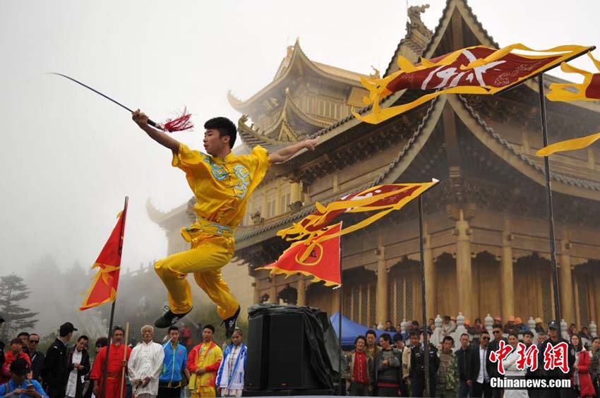 Mestres de artes marciais competem no campeonato de Kung Fu no Monte Emei