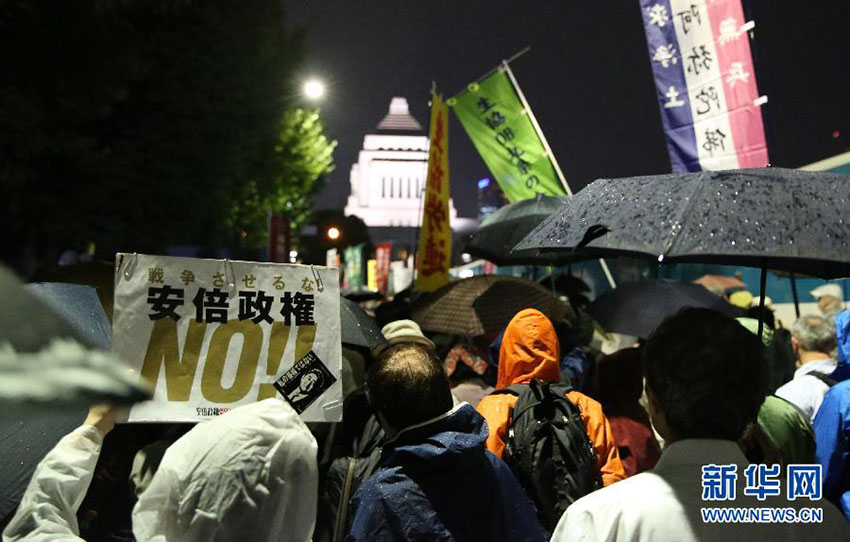 Cidadãos japoneses manifestam-se publicamente contra as medidas do governo de Shinzo Abe