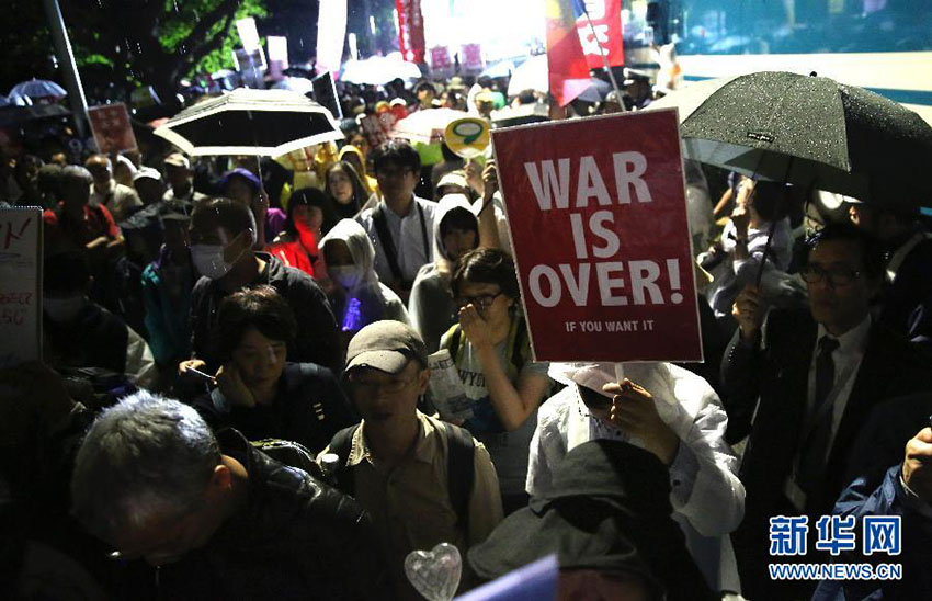 Cidadãos japoneses manifestam-se publicamente contra as medidas do governo de Shinzo Abe