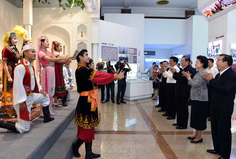 Yu Zhengsheng visita exposição dos 60 anos da fundação da Região Autônoma de Xinjiang