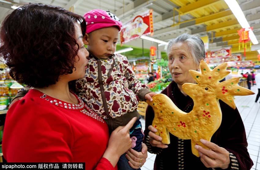 Habitantes do noroeste da China preparam bolos da lua tradicionais para o Festival do Meio do Outono