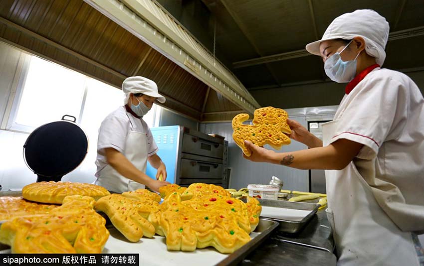 Habitantes do noroeste da China preparam bolos da lua tradicionais para o Festival do Meio do Outono