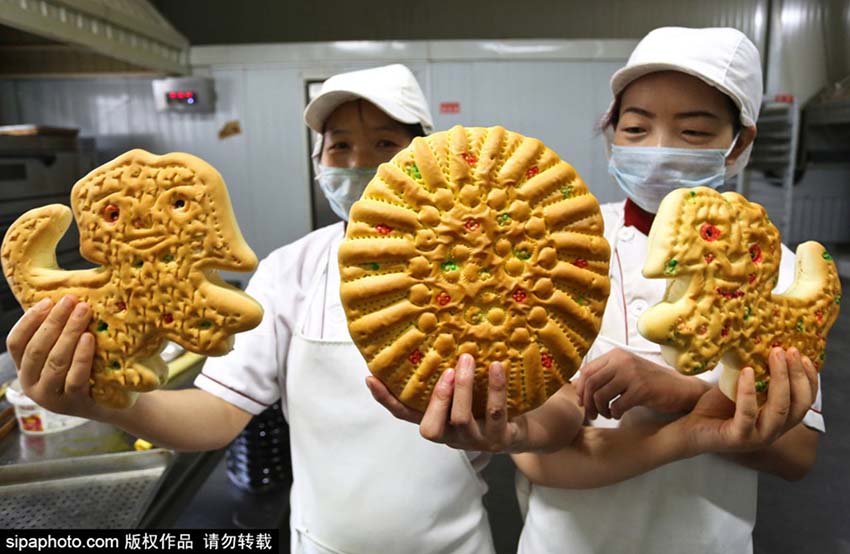 Habitantes do noroeste da China preparam bolos da lua tradicionais para o Festival do Meio do Outono