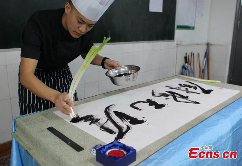 Cozinheiro chinês produz caligrafia com igredientes de culinária e utensílios de cozinha