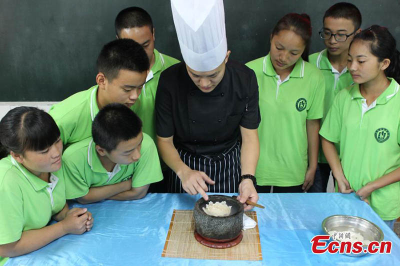 Cozinheiro chinês produz caligrafia com igredientes de culinária e utensílios de cozinha