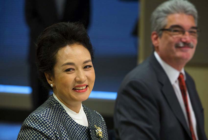 Primeira-dama Peng Liyuan visita Centro de Pesquisas do Câncer Fred Hutchson