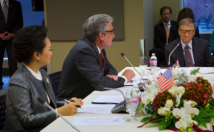 Primeira-dama Peng Liyuan visita Centro de Pesquisas do Câncer Fred Hutchson